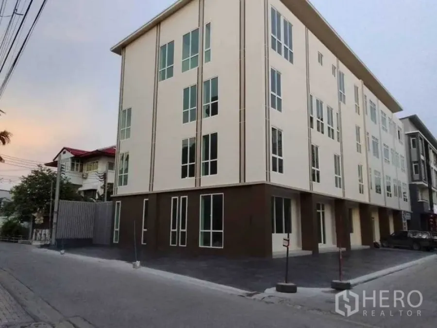 带办公室的家 出售在Huai Khwang, Bangkok - 现代四层家庭式办公楼，安静街角，立面窗户高挑。