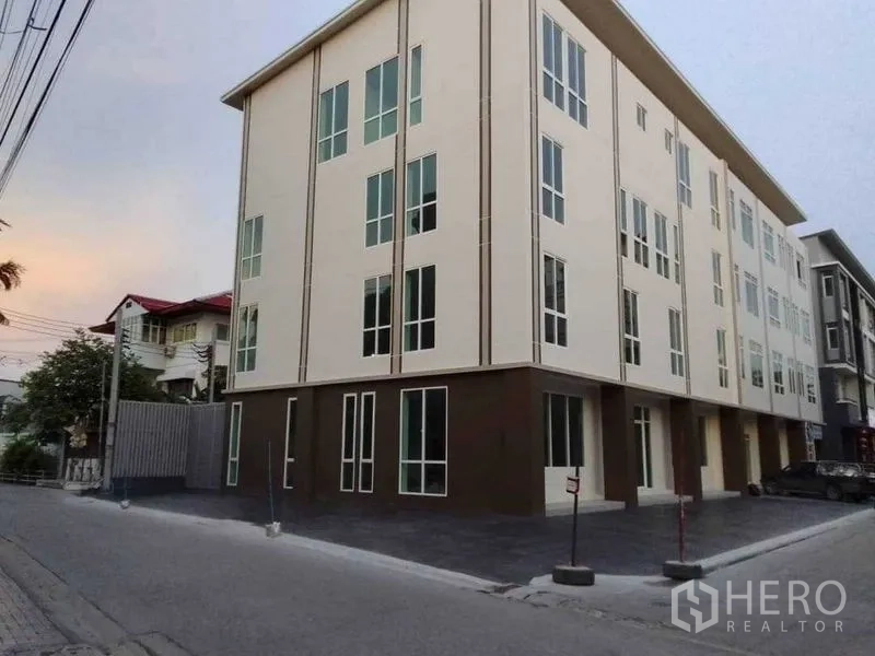 带办公室的家 出售在Huai Khwang, Bangkok - 现代四层家庭式办公楼，安静街角，立面窗户高挑。