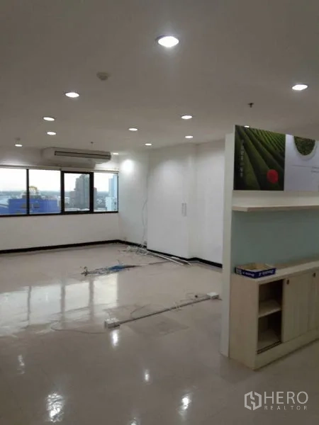 สำนักงาน ให้เช่าในWatthana, Bangkok - สำนักงานแบบเปิด มีตู้โชว์ หน้าต่างบานใหญ่ ไฟเพดาน และสายเครือข่ายบนพื้น