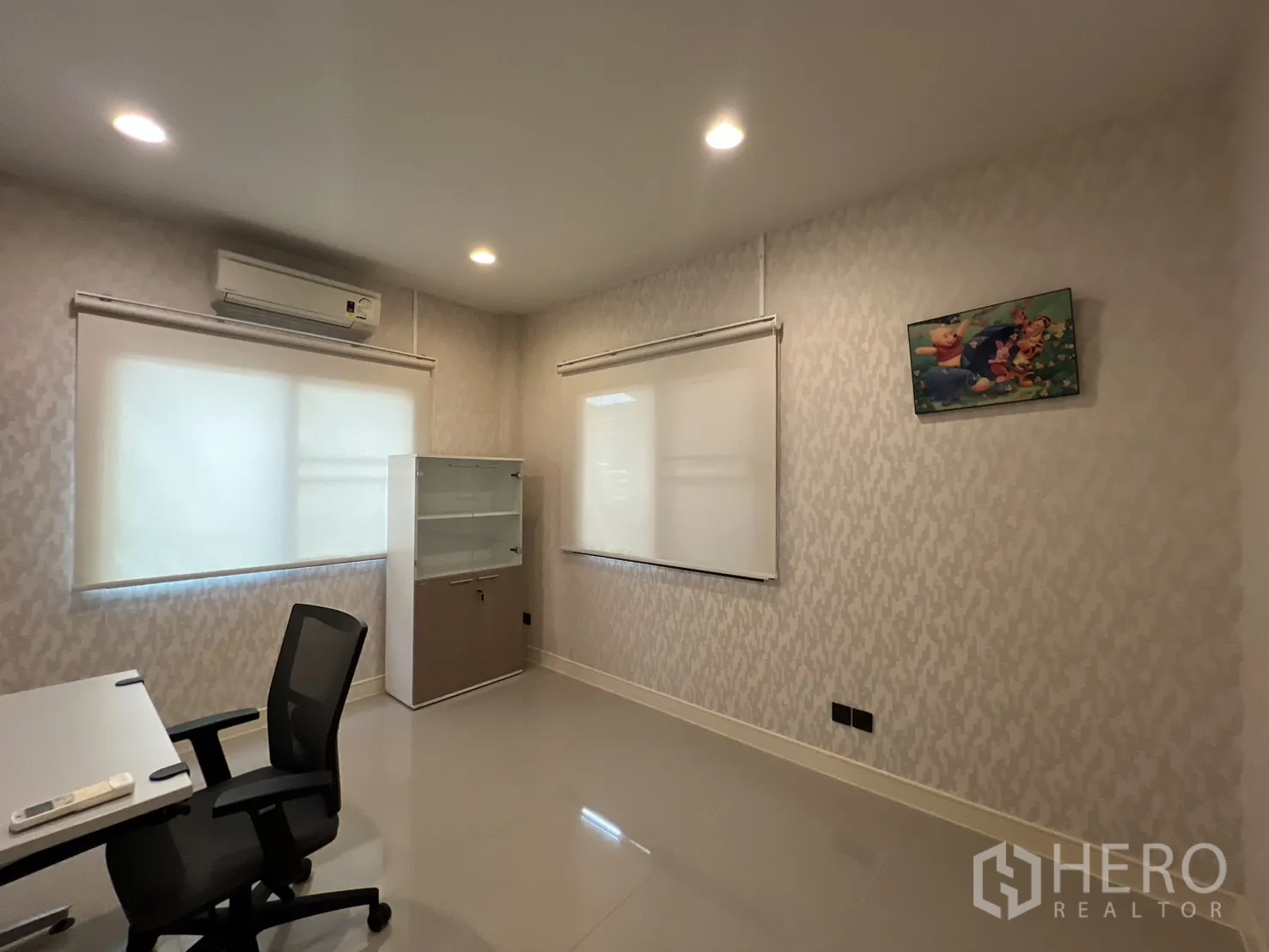 Detached House for sale in Bang Kapi, Bangkok - Multipurpose ground-floor room set as an office with blinds and air-conditioning.
