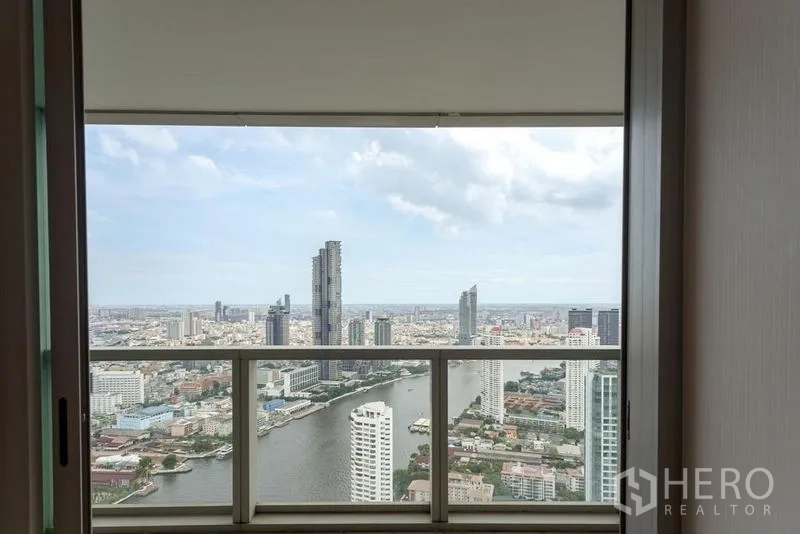 公寓 出售在Khlong San, Bangkok - 高层阳台的全景视角，俯瞰湄南河与曼谷天际线。