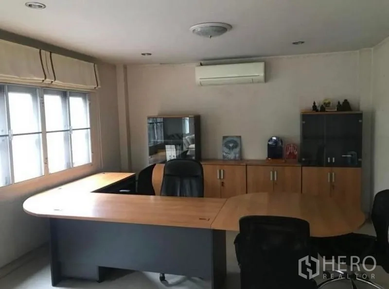 独立式住宅 出售 - 家庭办公室，L形书桌、储物柜与窗边采光