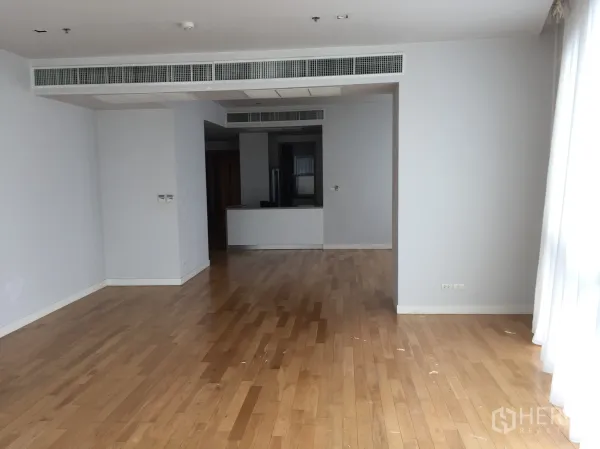 Condominium for rent in Khlong Toei, Bangkok - Open-plan living and dining area with light wood floors, ducted air-conditioning and full-height windows.