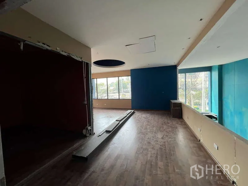 Retail Space for rent in Phaya Thai, Bangkok - Upper-floor open area with large windows, wood floors and feature circular ceiling panel.
