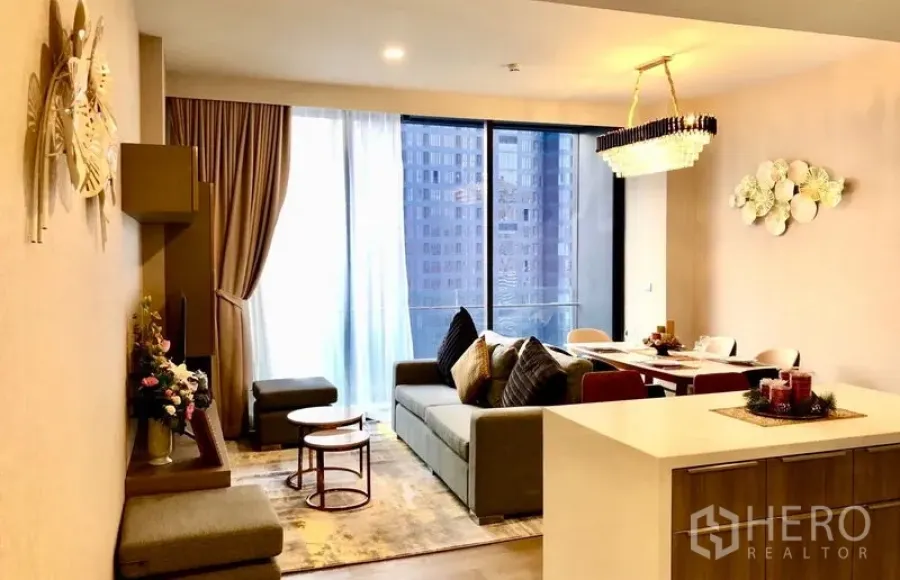 คอนโด ให้เช่าในWatthana, Bangkok - ห้องนั่งเล่นและรับประทานอาหารแบบเปิดโล่ง มีหน้าต่างกระจกเต็มบาน โซฟาและโคมระย้า มองเห็นวิวเมือง