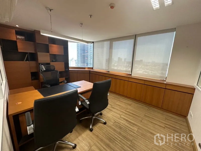 สำนักงาน ให้เช่าหรือขาย - ห้องทำงานหัวมุม หน้าต่างบานใหญ่และชั้นเก็บของทำพิเศษ