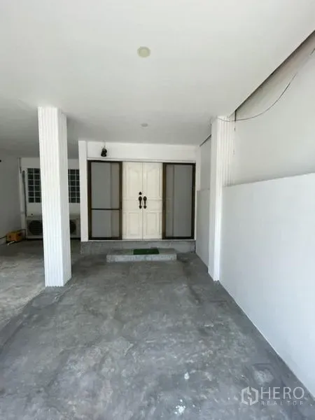联排别墅 出租在Phra Khanong, Bangkok - 前门入口，双开门与遮雨门廊。