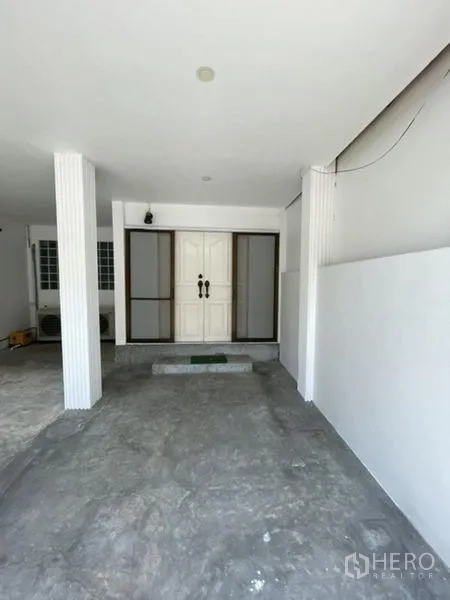 联排别墅 出租在Phra Khanong, Bangkok - 前门入口，双开门与遮雨门廊。