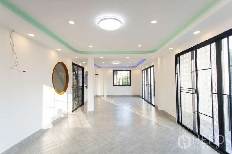 带办公室的家 出售在Huai Khwang, Bangkok - 宽敞上层空间，LED灯带与多扇玻璃滑门。