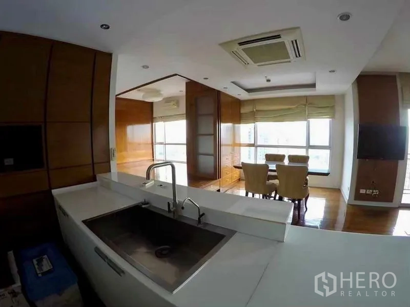 公寓 出租或出售在Khlong San, Bangkok - 从厨房水槽望向餐区与全景落地窗