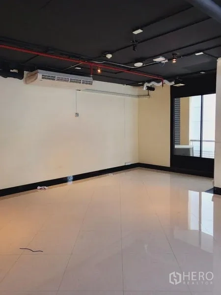 办公空间 出租在Khlong Toei, Bangkok - 独立办公间，配空调和轨道灯。