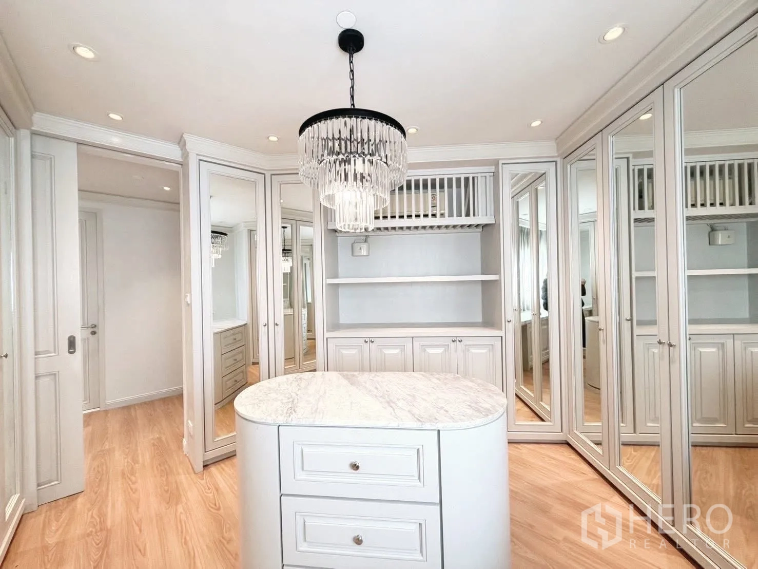 คอนโด for rent or sale in Sathon, Bangkok - มุมห้องแต่งตัวพร้อมตู้เสื้อผ้าบานกระจกและโคมไฟคริสตัล