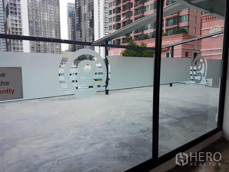 Home Office for sale in Khlong Toei, Bangkok - Large open workspace with chairs, glass rooms and suspended lighting.