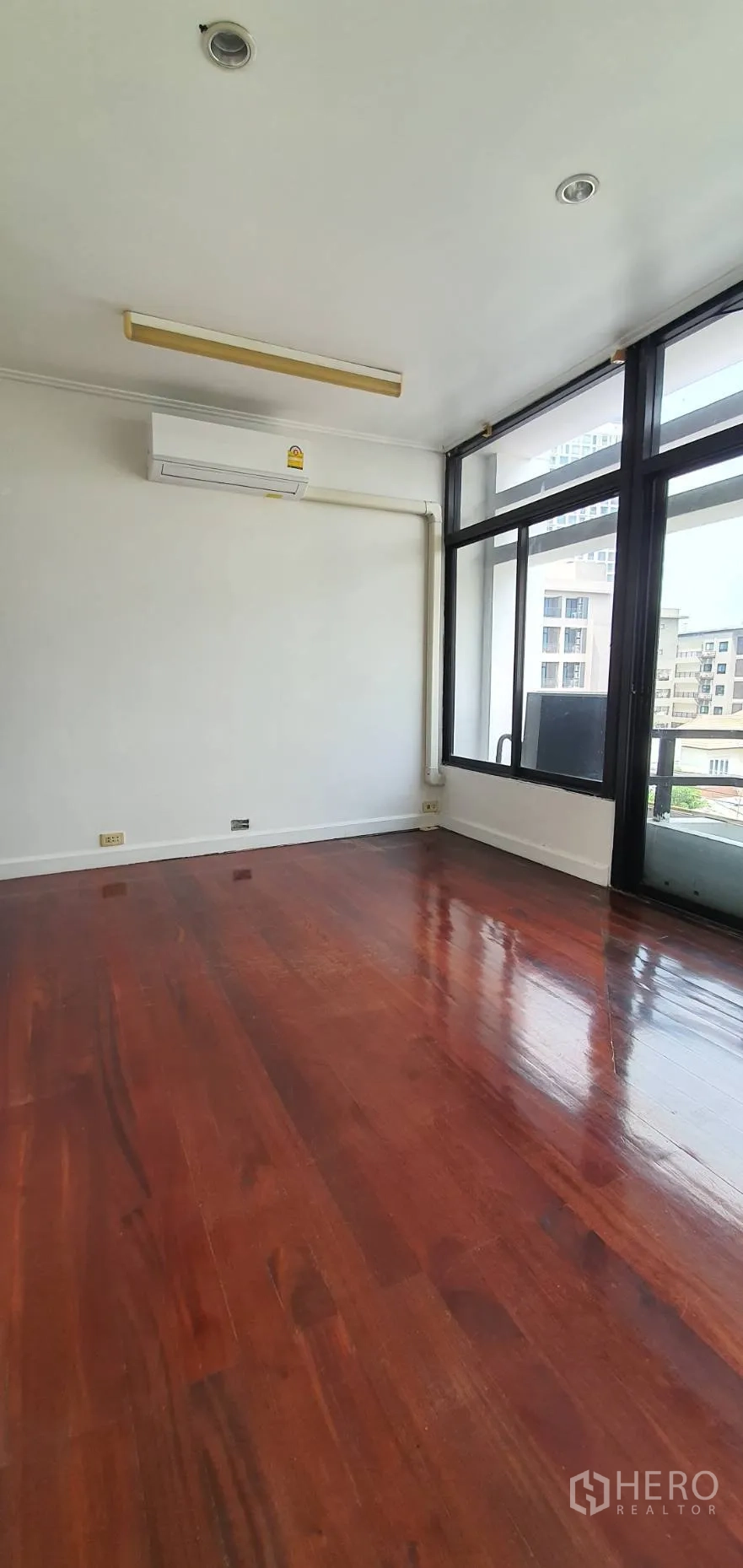 带办公室的家 出租在Khlong Toei, Bangkok - 采光充沛的房间，亮面实木地板与推拉玻璃门。