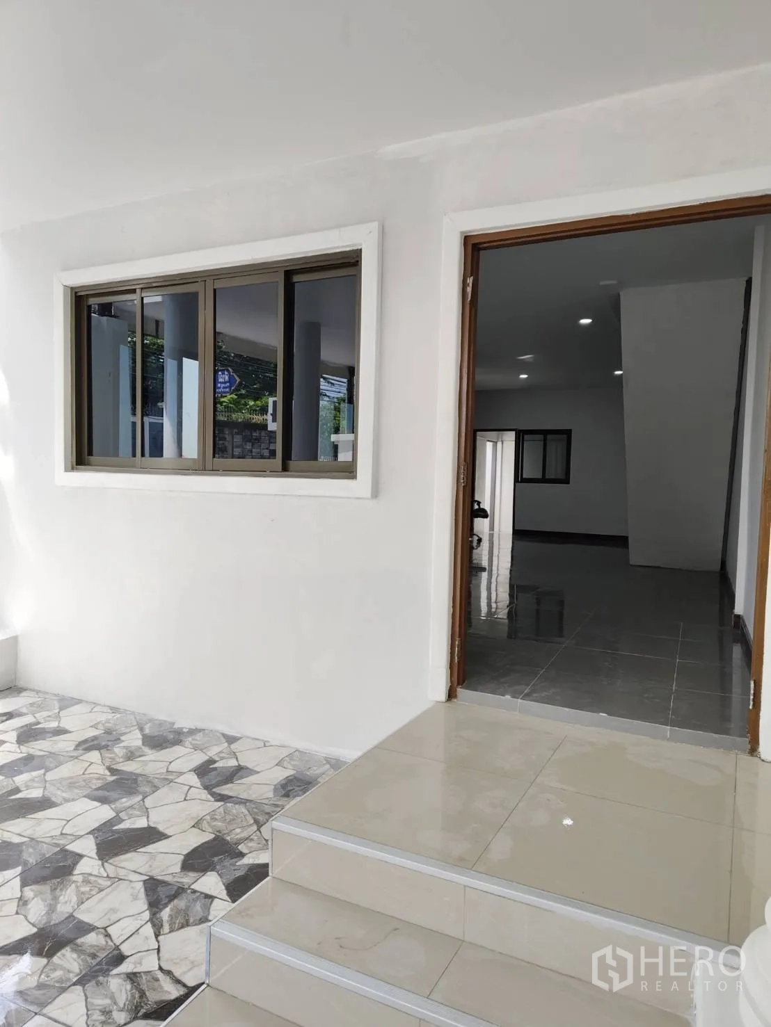 Townhouse for sale in Phra Khanong, Bangkok - Covered entrance porch with steps leading into the living room.