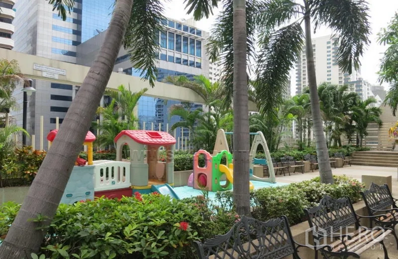 คอนโด ให้เช่าในWatthana, Bangkok - สวนส่วนกลางภูมิทัศน์ พร้อมสนามเด็กเล่นและม้านั่งใต้ต้นปาล์ม