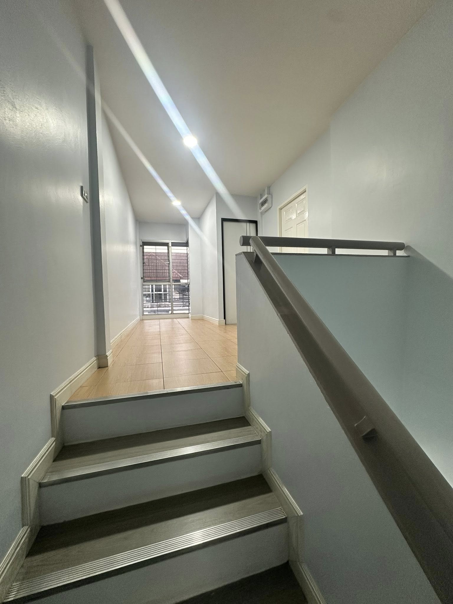 带办公室的家 出租在Wang Thonglang, Bangkok - 明亮楼梯平台，通向上层，带窗户和阳台景。