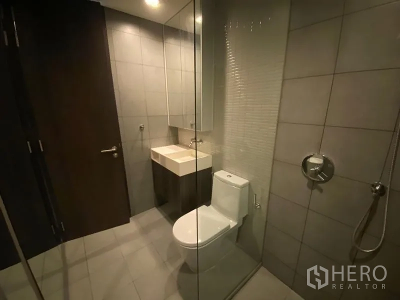 办公空间 出租在Phaya Thai, Bangkok - 第二卫生间，透明玻璃隔断、台盆与淋浴套装。
