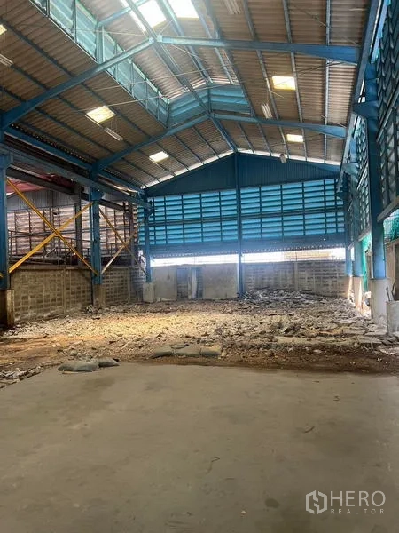 Warehouse for rent in Bang Kho Laem, Bangkok - Interior of high-roof steel warehouse with wide span and partly cleared floor.