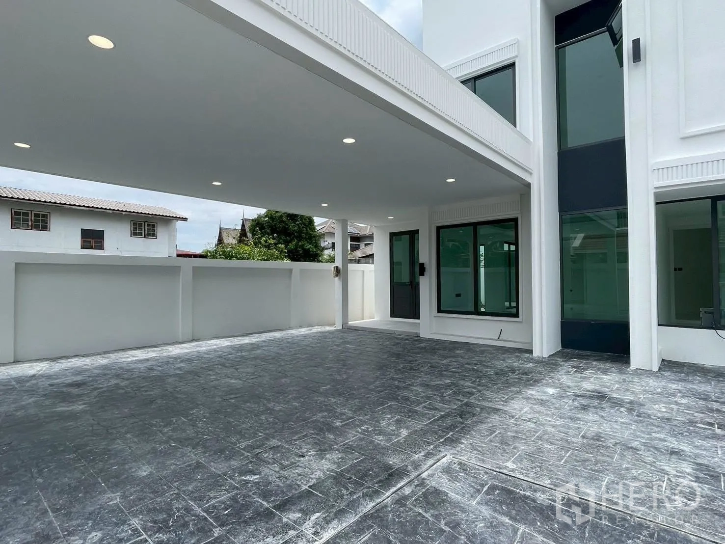 บ้านเดี่ยว for sale in Chatuchak, Bangkok - ภายนอกบ้านเดี่ยวสองชั้นสไตล์โมเดิร์น สีขาว พร้อมที่จอดรถและรั้วรอบ