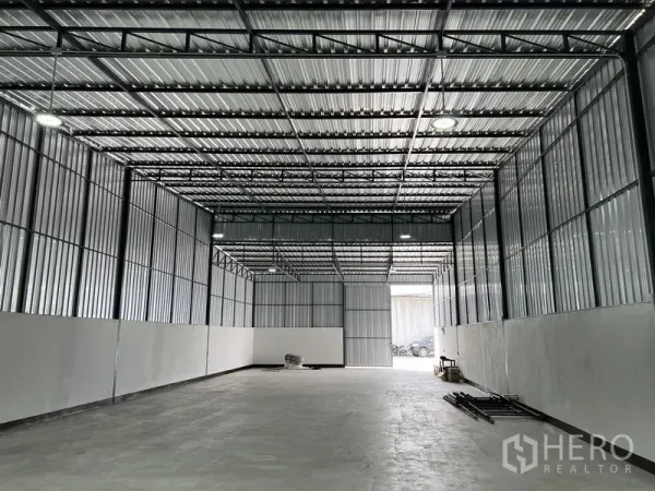Warehouse for rent in Saphan Sung, Bangkok - Spacious warehouse interior with high steel truss roof, concrete floor and bright LED lighting