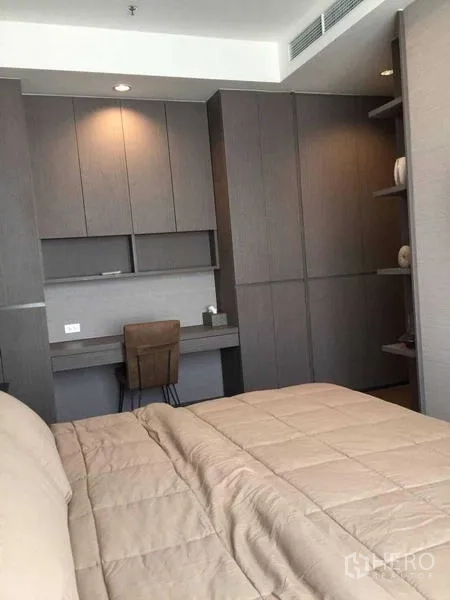 Condominium for rent in Bang Rak, Bangkok - Bedroom corner featuring a built-in desk, shelves, and floor-to-ceiling wardrobes.