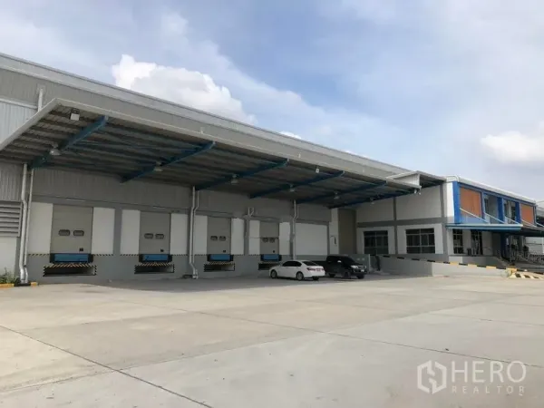 货栈 出租在Bang Phli, Samut Prakan - 邦普里物流仓库外观，带雨棚的装卸月台与宽阔混凝土场地