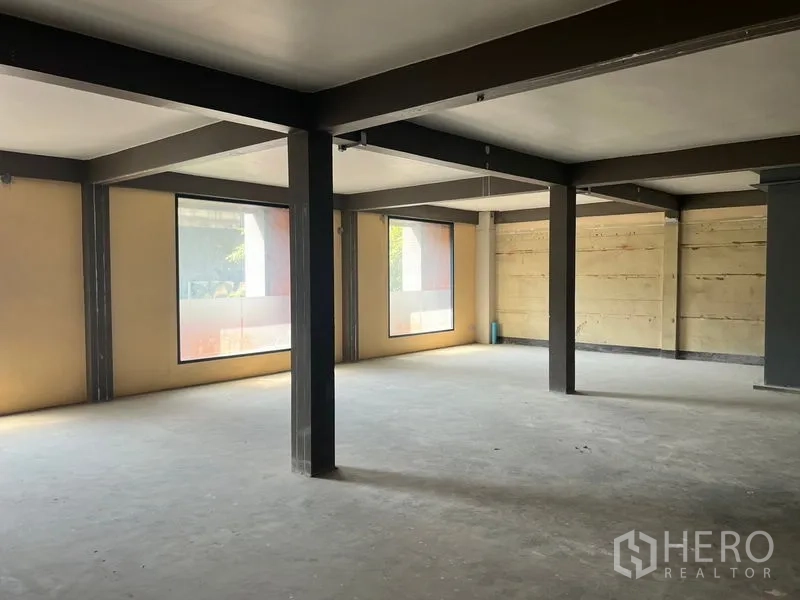 Retail Space for rent in Watthana, Bangkok - Corner retail space with multiple large windows and an open layout near BTS Phrom Phong in Watthana.