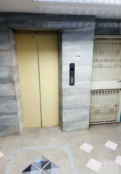 带办公室的家 出售在Huai Khwang, Bangkok - 建筑内的乘客电梯与安全楼梯间