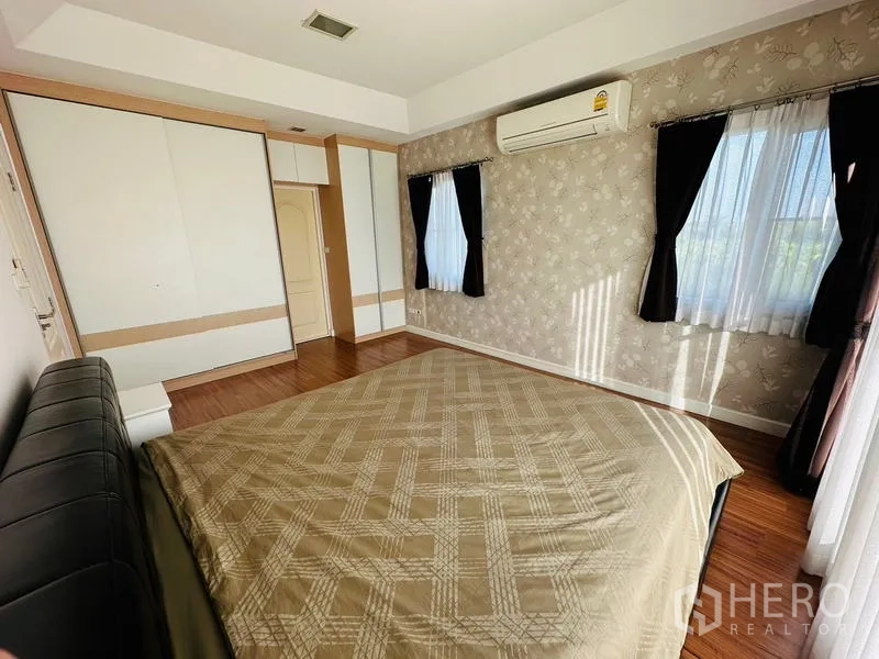 บ้าน ขายในPrawet, Bangkok - ห้องนอนพร้อมตู้เสื้อผ้าบิวท์อิน วอลเปเปอร์ และเครื่องปรับอากาศ.