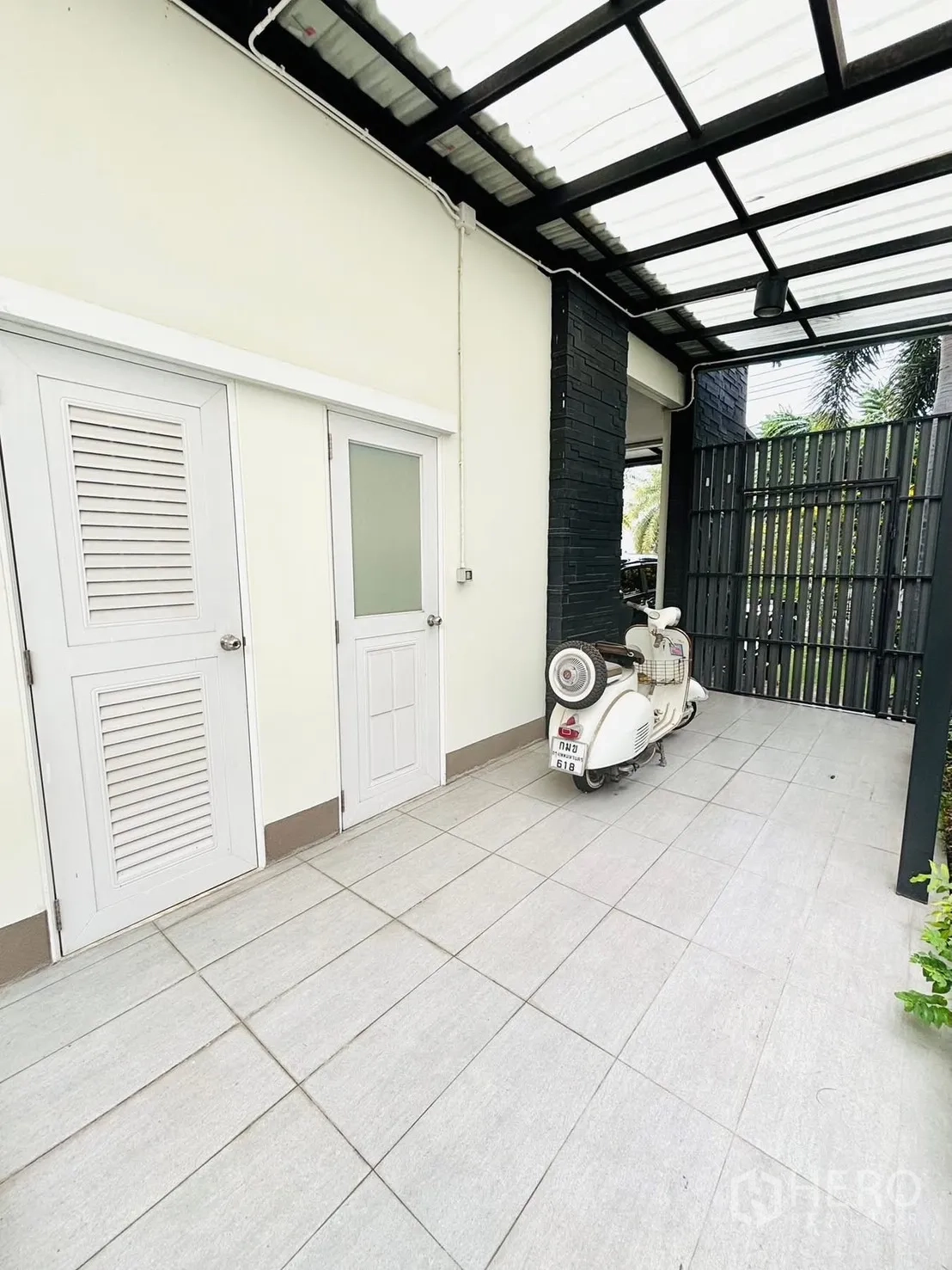 บ้านเดี่ยว for rent in Bang Phli, Samut Prakan - ลานหลังบ้านมีหลังคากันสาด พื้นกระเบื้อง และสนามหญ้าด้านหลัง