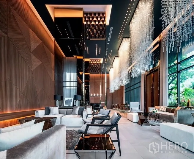 คอนโด ให้เช่าในWatthana, Bangkok - ล็อบบี้เพดานสูงหรูหรา โคมไฟดีไซน์ และผนังกระจกเต็มบาน