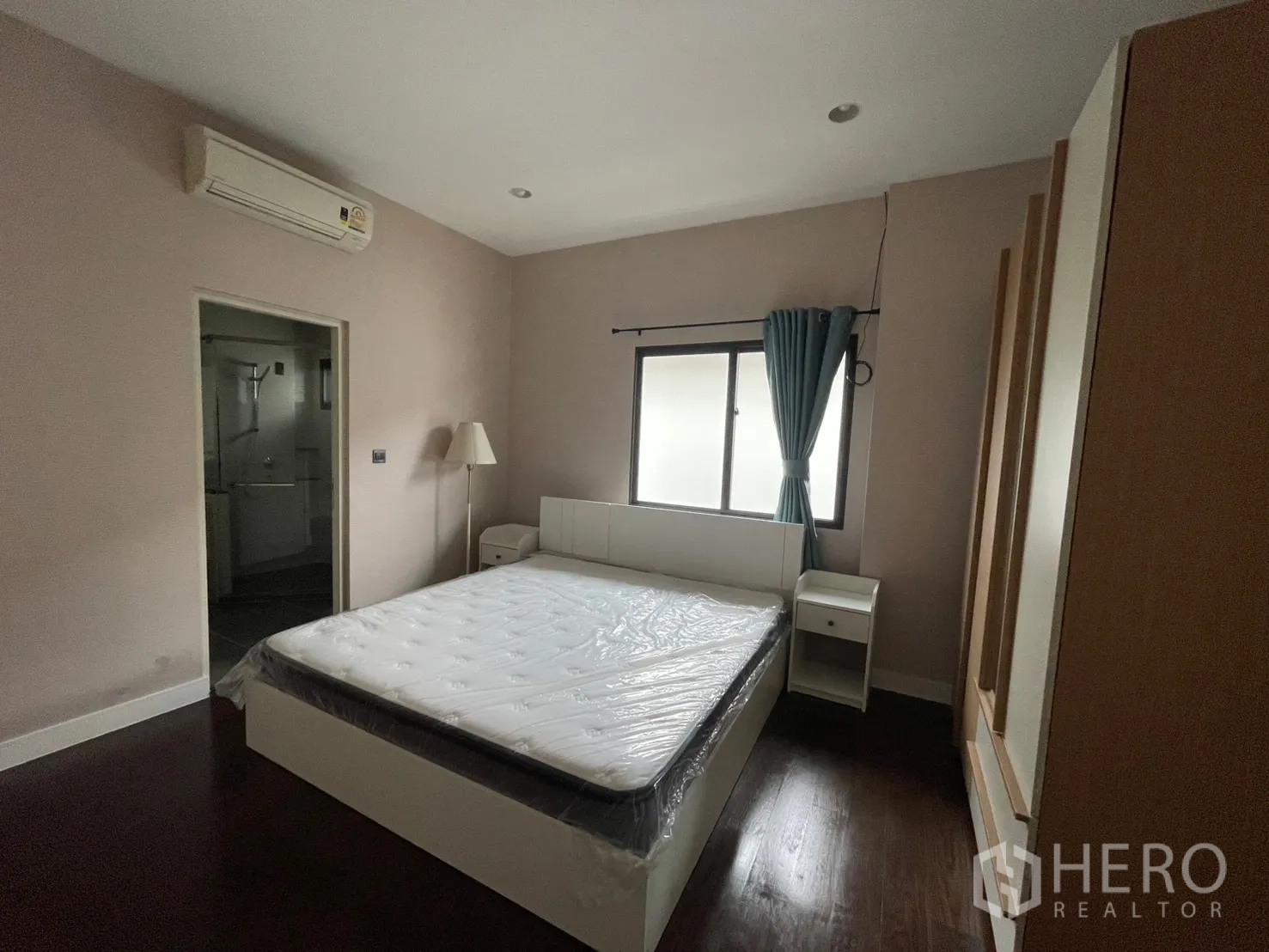 บ้าน ให้เช่าในBang Kapi, Bangkok - ห้องนอนพื้นไม้พร้อมประตูเข้าห้องน้ำและตู้เสื้อผ้า