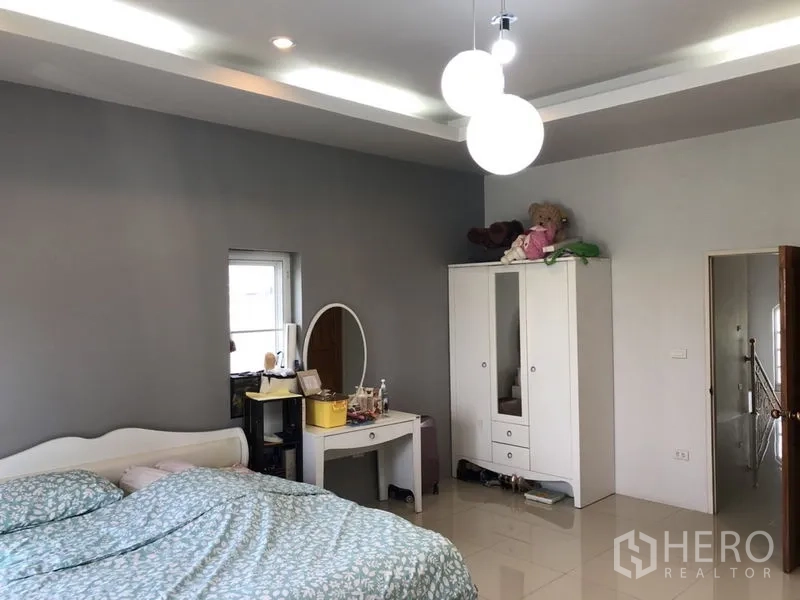 บ้าน ขายในLam Luk Ka, Pathum Thani - ห้องนอนผนังสีเทา โคมไฟแขวน และเฟอร์นิเจอร์สีขาว