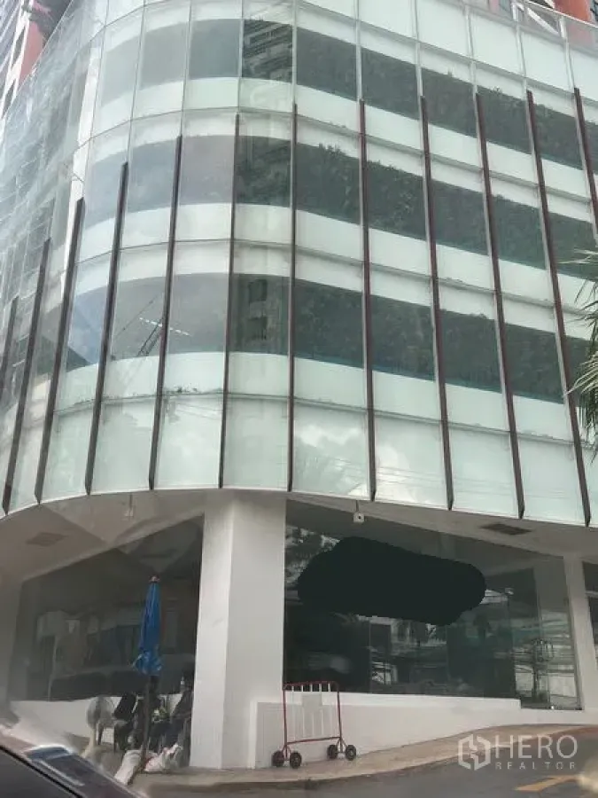 Retail Space for rent in Khlong Toei, Bangkok - Ground-floor retail unit with curved glass facade and large street-facing windows in Khlong Toei, Bangkok, near BTS Phrom Phong.