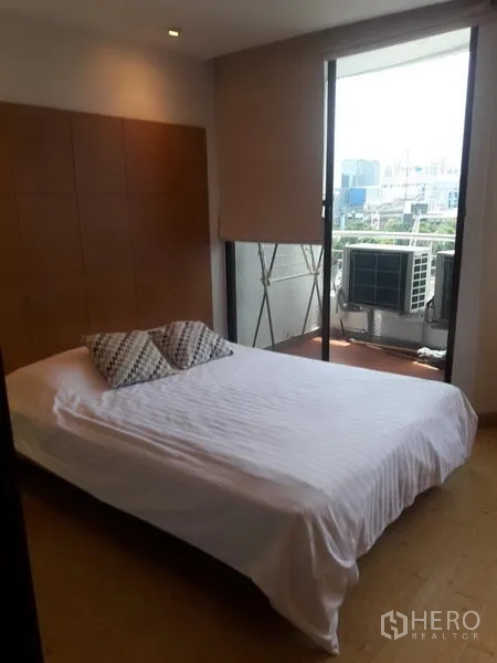 公寓 出租在Watthana, Bangkok - 采光充足的卧室，双人床并连通阳台，可观城市景观。