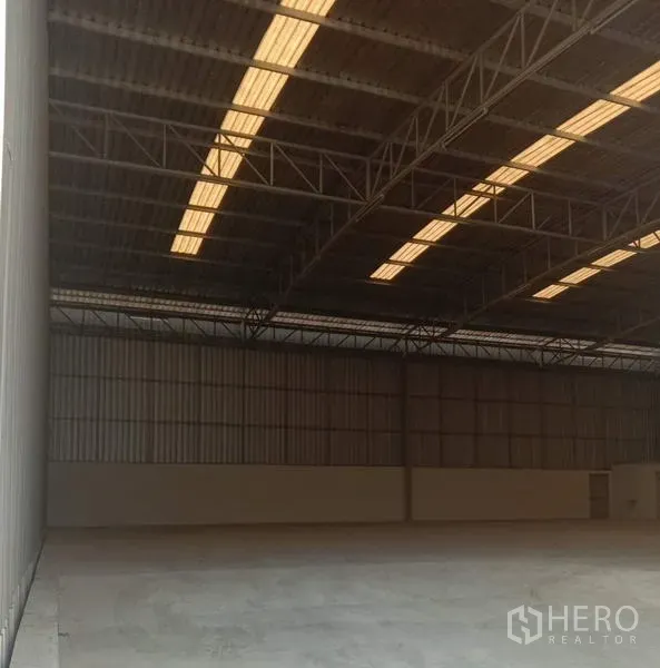 Warehouse for rent in Lat Krabang, Bangkok - Wide warehouse bay featuring high ceiling, roof skylights and clean, level concrete surface.