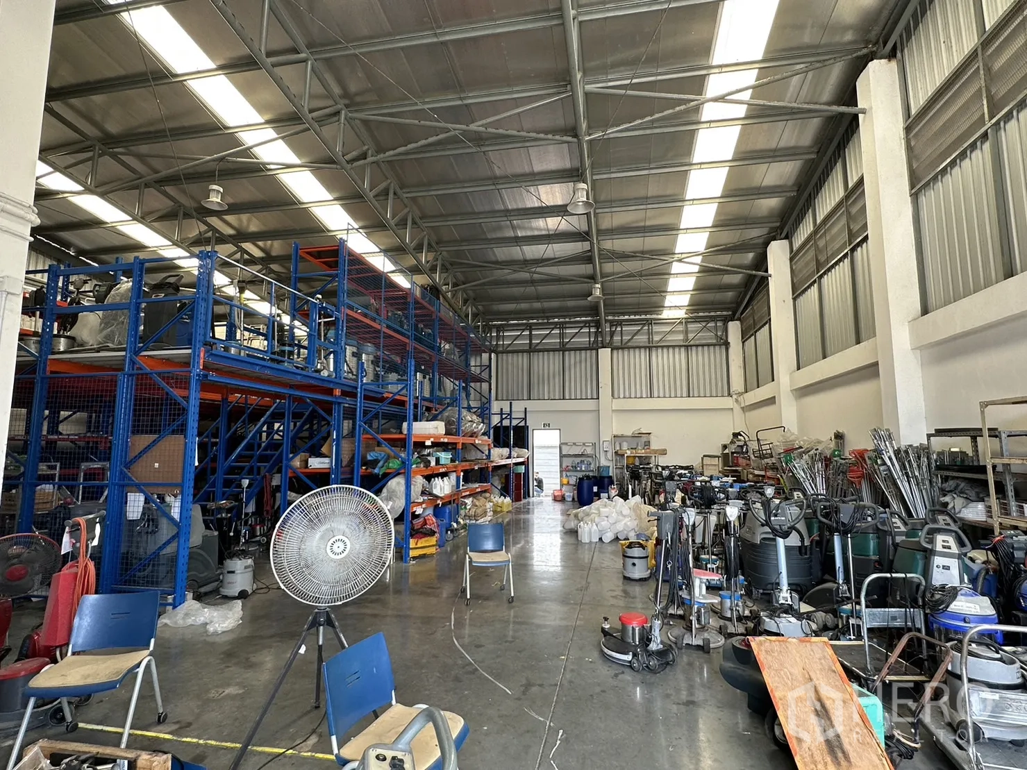 Factory for rent or sale in Pathum Thani - Spacious production floor with ventilated metal walls and concrete slab.