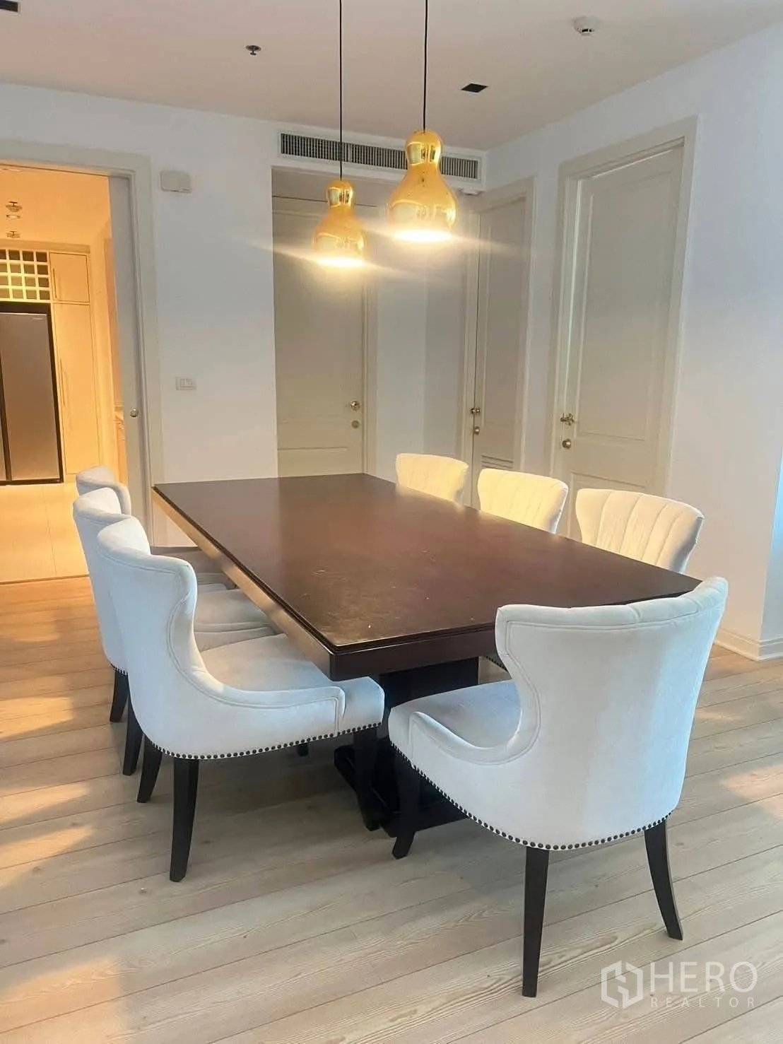 公寓 for rent in Pathum Wan, Bangkok - 餐桌与软包餐椅特写，搭配一对吊灯。
