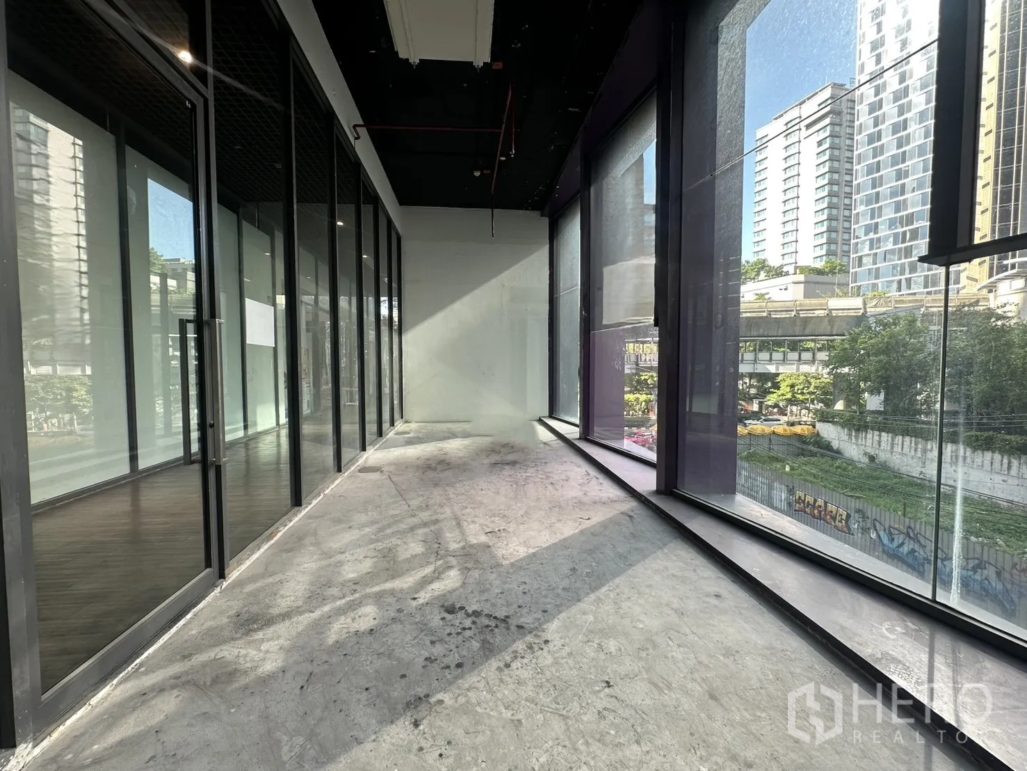 零售空间 for rent in Khlong Toei, Bangkok - 沿窗长廊区，采光充足并具街景展示效果。