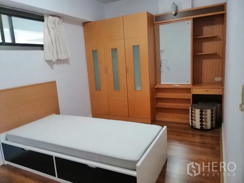 คอนโด ให้เช่าในWatthana, Bangkok - ห้องนอนเตียงเดี่ยว ตู้เสื้อผ้าบิวท์อิน และโต๊ะเครื่องแป้งไม้