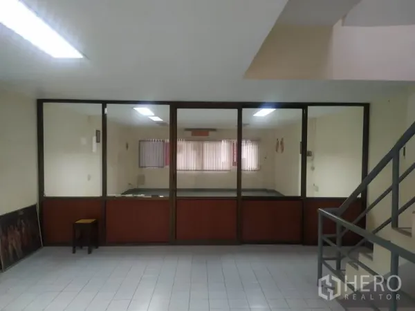 带办公室的家 出租在Yan Nawa, Bangkok - 门厅面向玻璃隔断会议室，地砖与楼梯扶手可见。