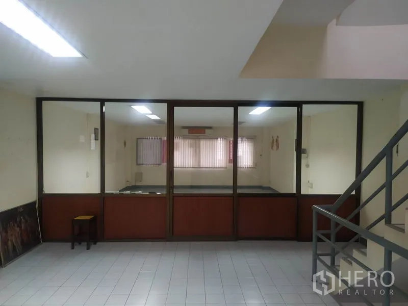 带办公室的家 出租在Yan Nawa, Bangkok - 门厅面向玻璃隔断会议室，地砖与楼梯扶手可见。
