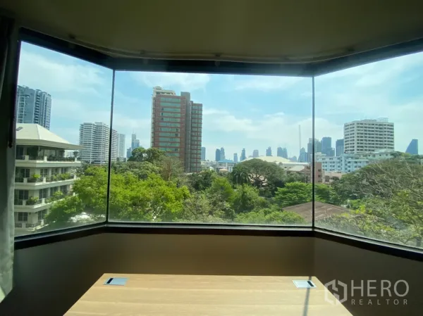 คอนโด ให้เช่าในWatthana, Bangkok - หน้าต่างบานกระทุ้งชมวิวเมืองและยอดไม้ย่านสุขุมวิทแบบพาโนรามา