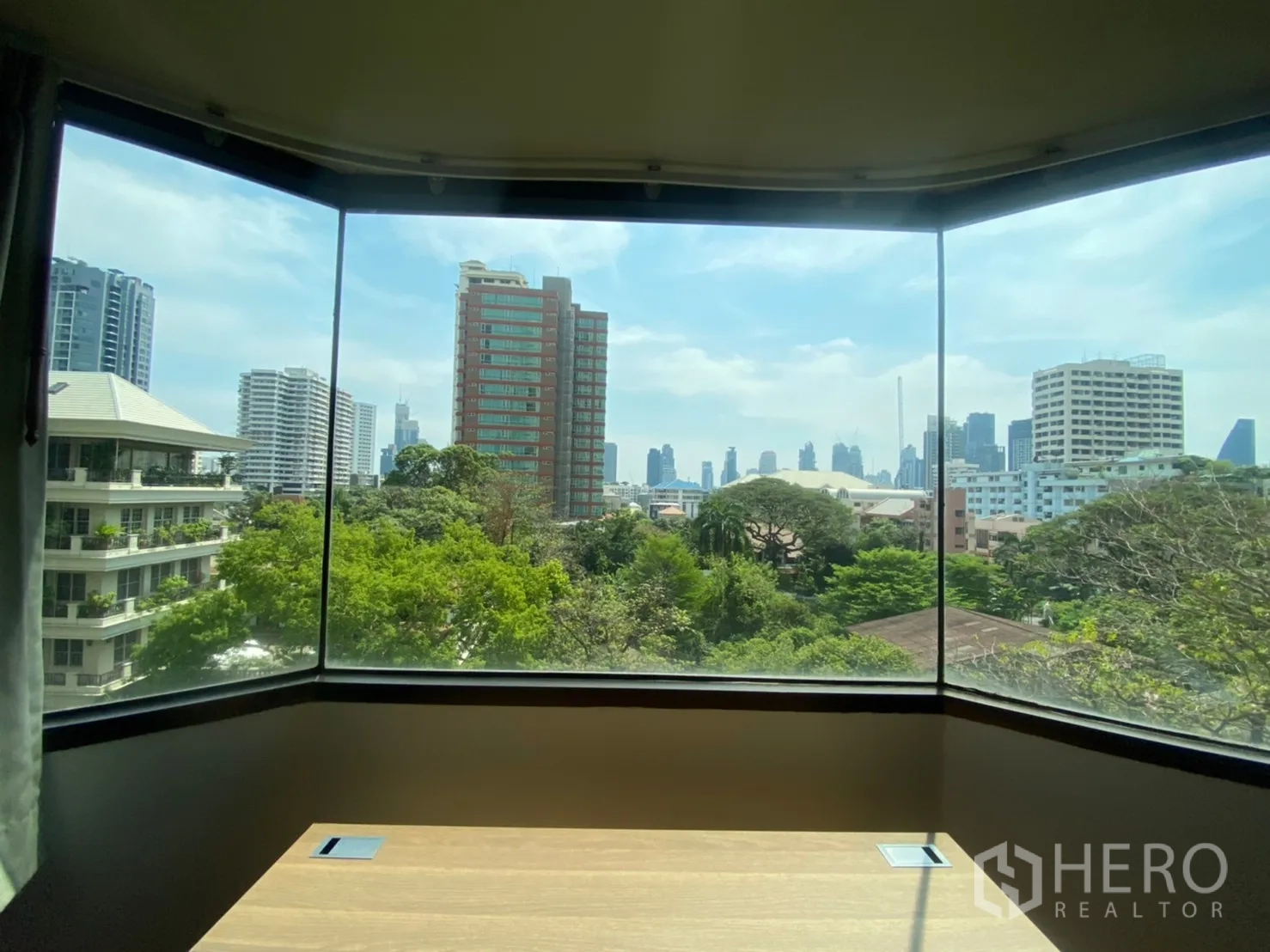 คอนโด ให้เช่าในWatthana, Bangkok - หน้าต่างบานกระทุ้งชมวิวเมืองและยอดไม้ย่านสุขุมวิทแบบพาโนรามา