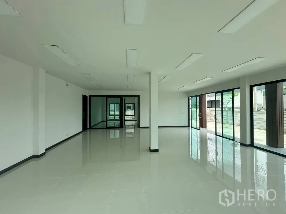 工厂 出租在Bang Len, Nakhon Pathom - 开放式办公区，瓷砖地面与玻璃隔间
