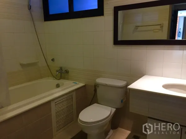 อพาร์ทเมนท์ ให้เช่าในKhlong Toei, Bangkok - ห้องน้ำมีอ่างอาบน้ำพร้อมฝักบัว กระจกบานยาว ผนังกรุกระเบื้อง และอ่างล้างหน้าเคาน์เตอร์