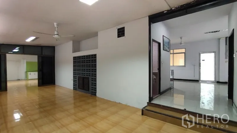 带办公室的家 出租在Huai Khwang, Bangkok - 多功能区域，台阶抬高，装有吊扇并连通多间房