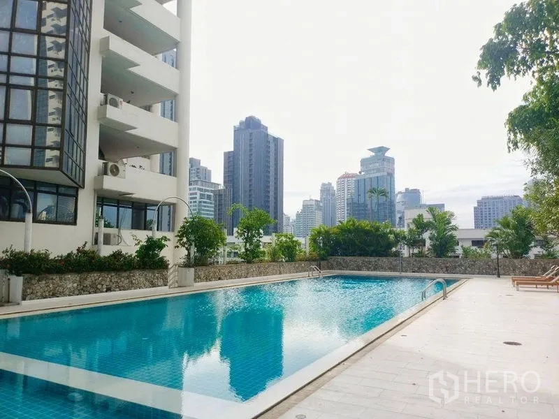 คอนโด ให้เช่าในWatthana, Bangkok - สระว่ายน้ำกลางแจ้งของคอนโด พื้นหลังเป็นวิวเมืองย่านทองหล่อ