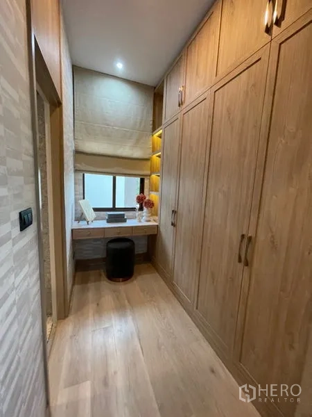 บ้าน ขายในBang Kapi, Bangkok - โถงวอล์กอินคลอเซ็ต ตู้บิวท์อินไม้เต็มผนังและโต๊ะเครื่องแป้ง